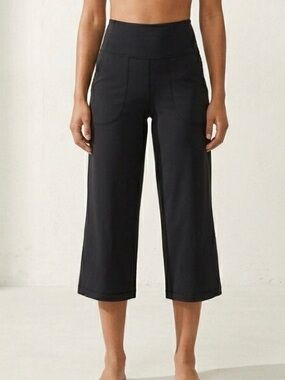 Lululemon Black Wide Leg Cropped Yoga Pants Size 10